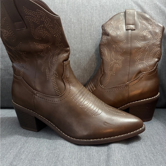Dream Pairs Brown Heeled Boots - Picture 1 of 6